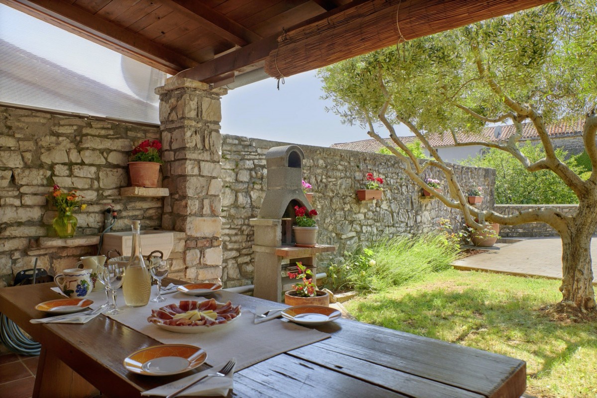 Ferienhaus in Orihi - Überdachte Terrasse und Kamingrill