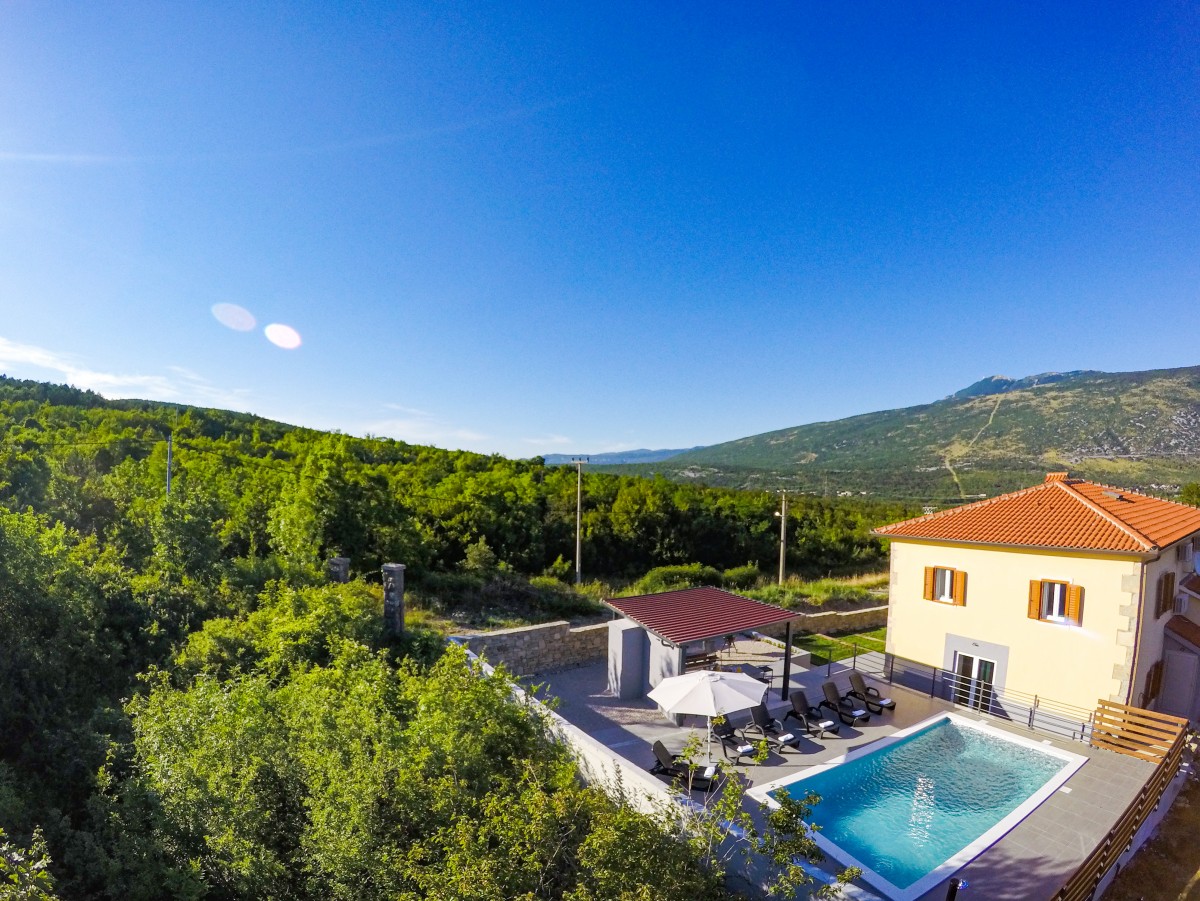 Ferienhaus Kostrčani mit Pool & Landschaftsblick