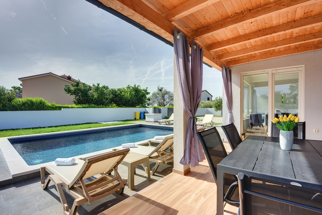 Ferienhaus Valbandon mit Pool | Überdachte Terrasse