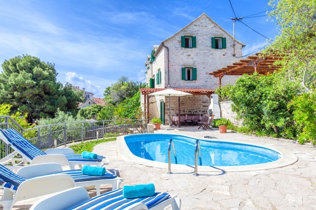 Ferienhaus Sumartin mit Pool & Meerblick