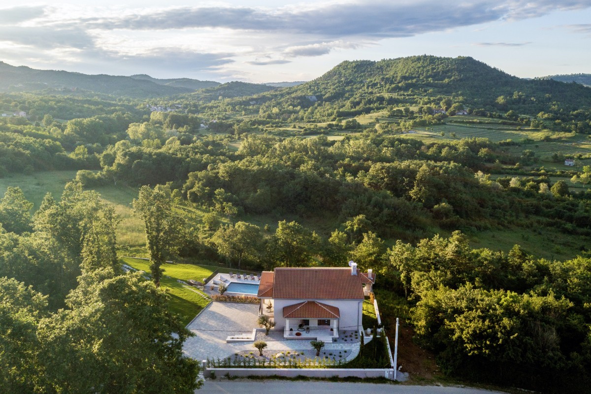 Freistehende Villa Oršanići mit Pool und Landschaftsblick